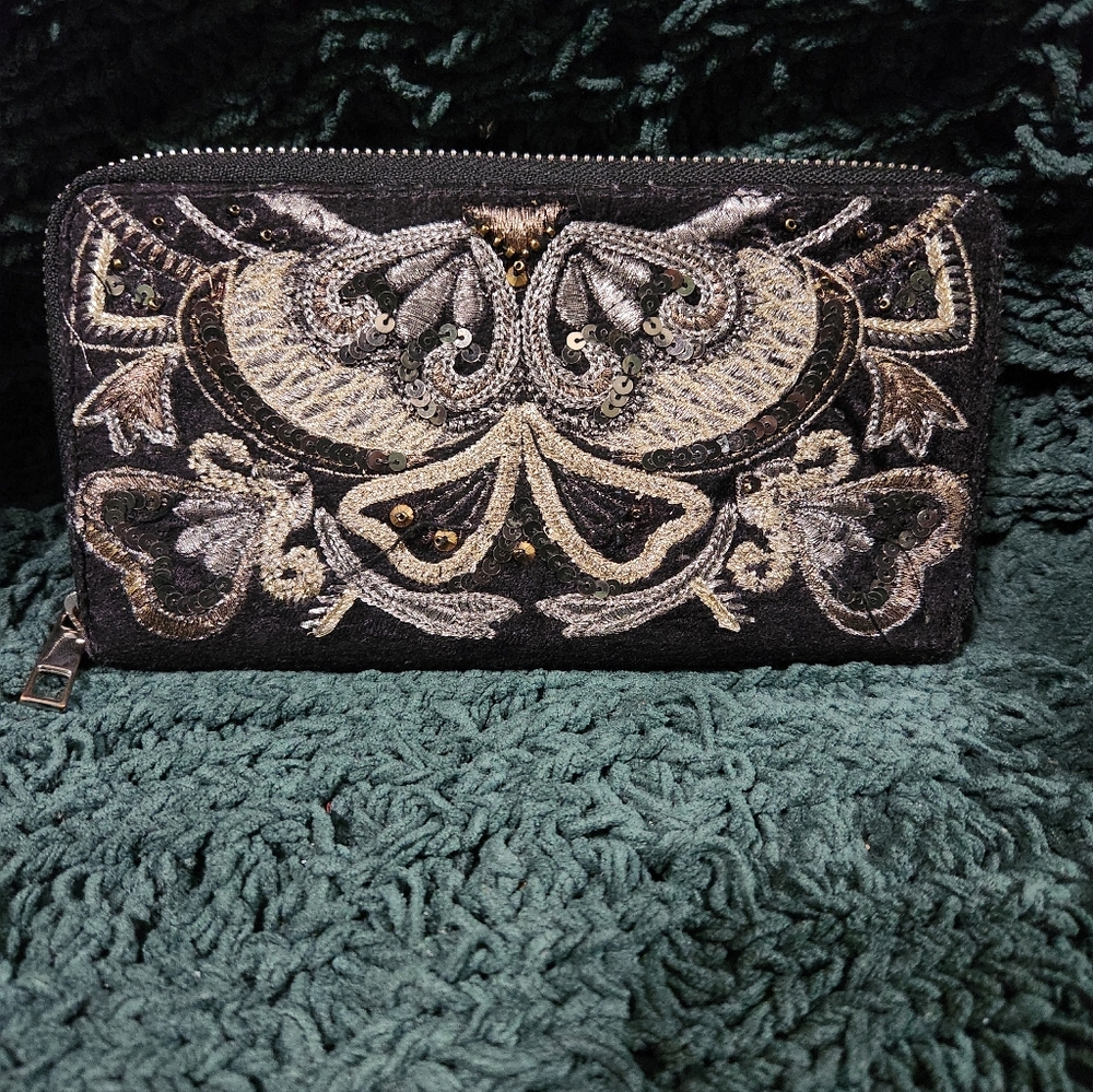 Shyanne Women's Velvet Embroidered Wallet